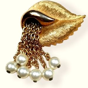 Vintage 1950s Mid Century Faux Pearl Goldtone Brooch
